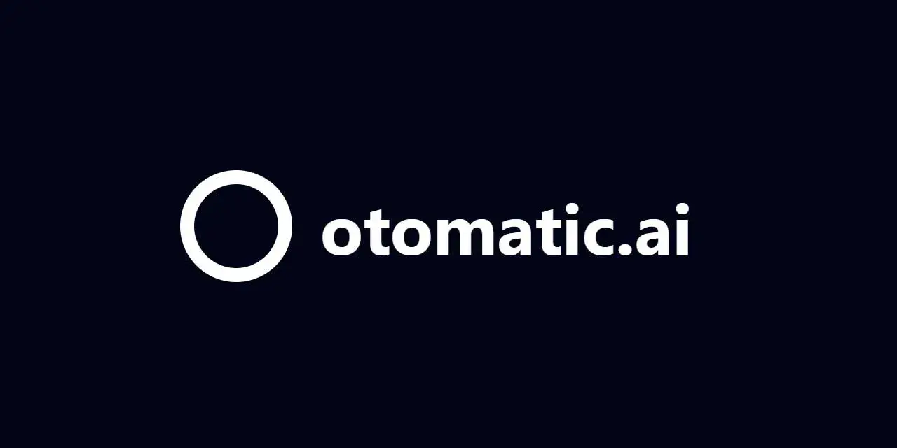 Logo blanc sur fond bleu nuit : un cercle ouvert à droite et le texte "otomatiс.ai".
