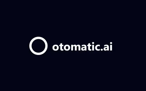 Logo blanc sur fond bleu nuit : un cercle ouvert à droite et le texte "otomatiс.ai".