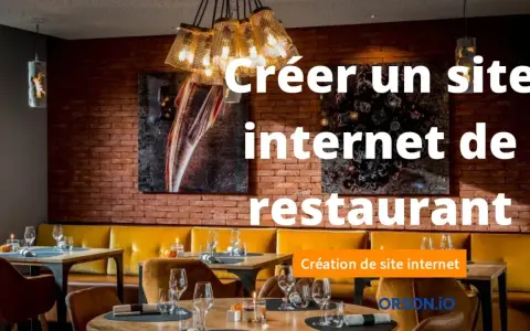 Ambiance chaleureuse d'un restaurant avec tables dressées. Le texte "Créer un site internet de restaurant" suggère une solution pour la présence en ligne.