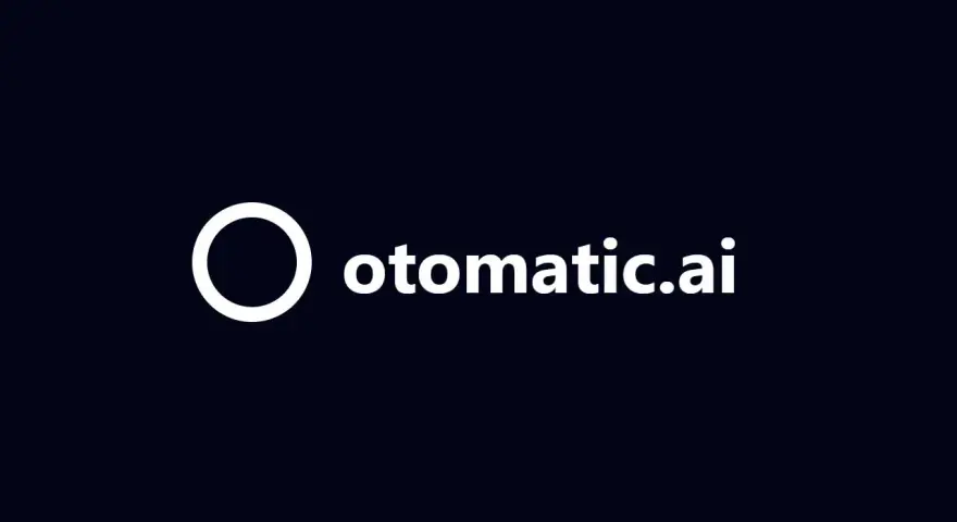 Logo blanc sur fond bleu nuit : un cercle ouvert à droite et le texte "otomatiс.ai".