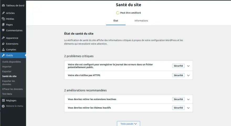 Tableau de bord WordPress : état de santé du site, avec 2 problèmes critiques et 2 améliorations pour la création de votre site web santé.