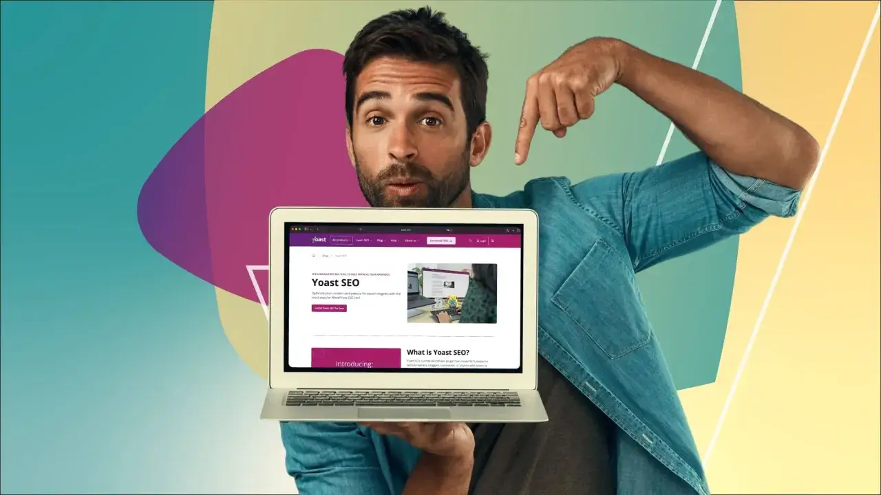 Un homme pr&eacute;sente un ordinateur portable affichant le site de Yoast SEO, un outil pour le meilleur blog.