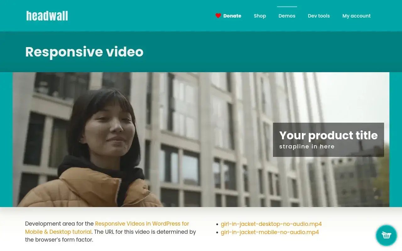 Jeune femme devant un immeuble, avec des liens vers des vid&eacute;os connexes pour le d&eacute;veloppement web.