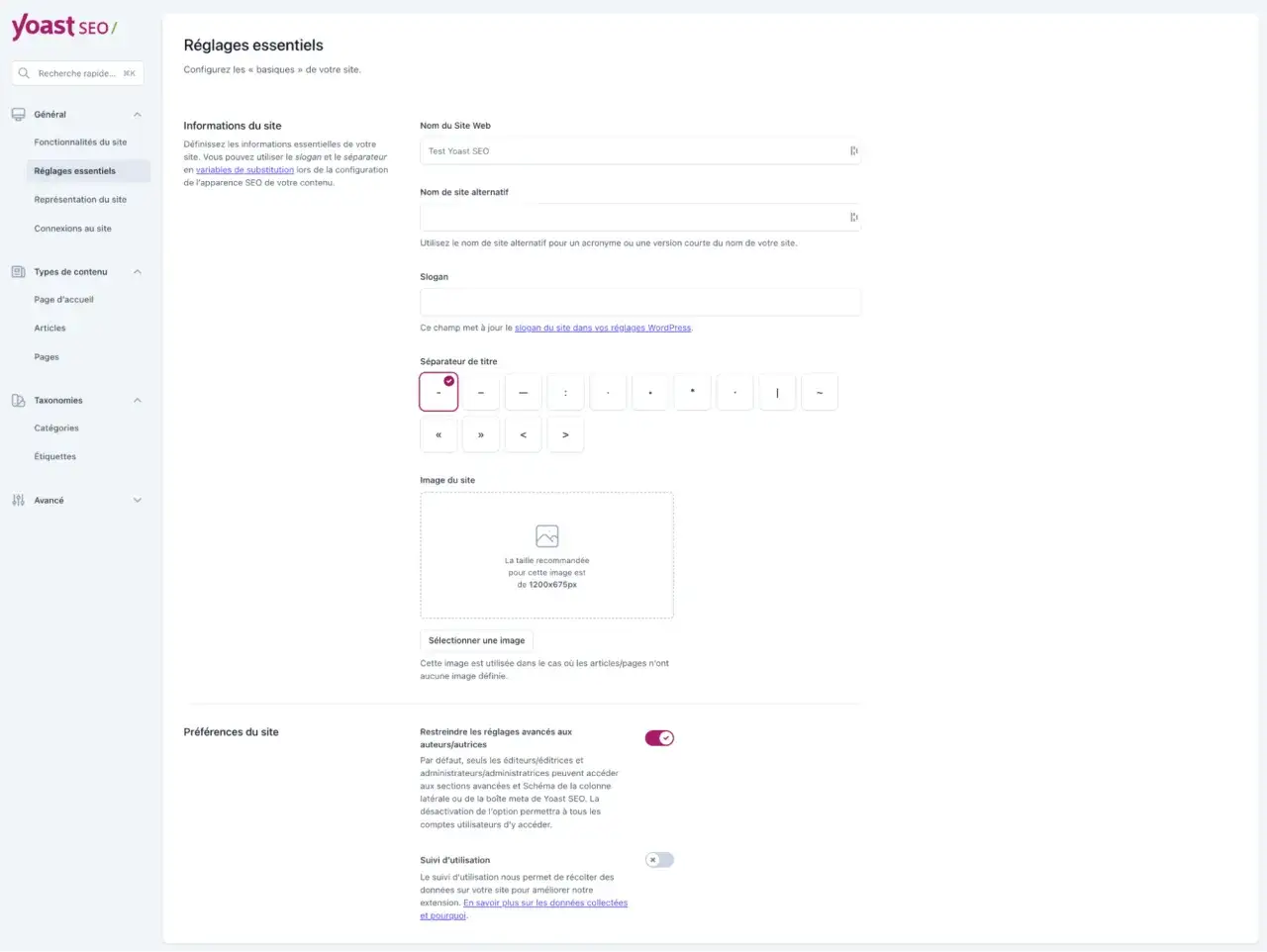 Dans les réglages essentiels de WordPress, configurez le nom de votre site, son slogan et l'image par défaut pour optimiser le référencement.