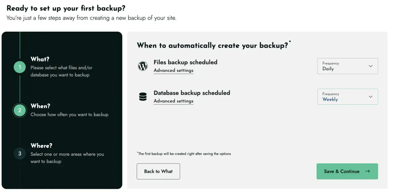 Configuration de la sauvegarde automatique avec UpdraftPlus. Choisissez la fréquence des sauvegardes de fichiers (quotidienne) et de base de données (hebdomadaire).